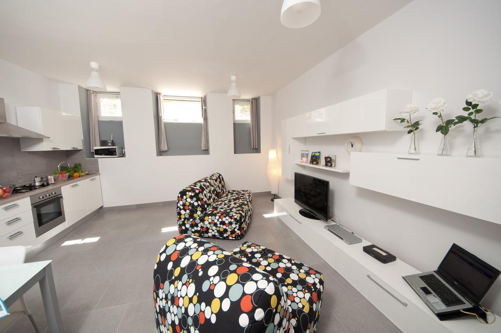 Cheap And Chic White At Coliseum Apartamento